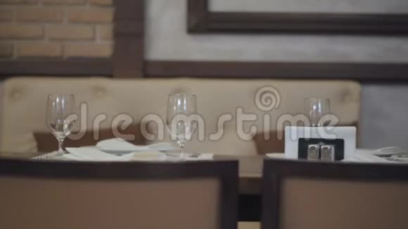餐厅提供空杯餐盘餐叉餐刀内部舒适提供餐桌服务视频的预览图