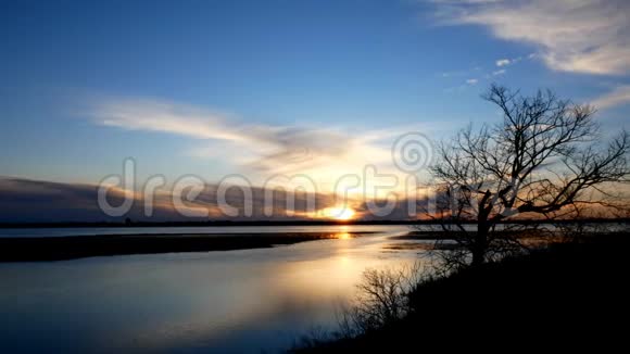 密西西比河出口从明尼苏达州的贝米吉湖日落在早春时间流逝剪辑视频的预览图