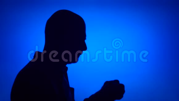 老人的剪影戴着蓝色背景的眼镜带眼镜的男性面部轮廓视频的预览图