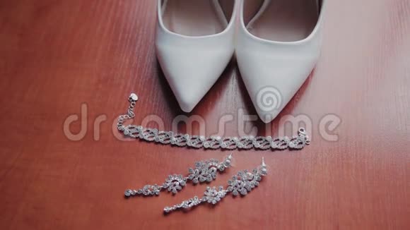 参加婚礼的白色女鞋和珠宝视频的预览图