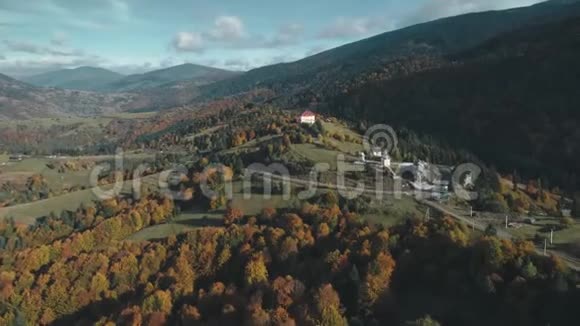 红色酒店建筑屋顶位于秋季山顶视频的预览图