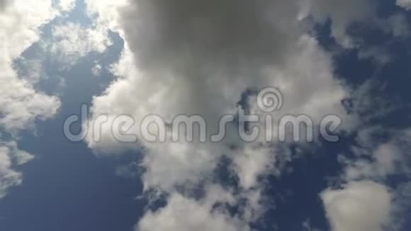 蓝天中的云时间流逝4K镜头视频的预览图