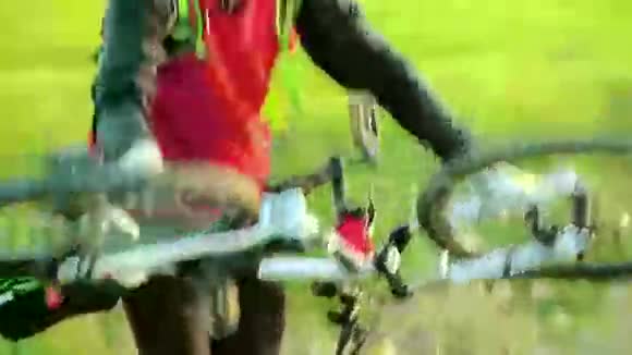 有人修了自行车视频的预览图