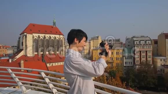 女孩拍摄旧城屋顶的镜头特写视频的预览图