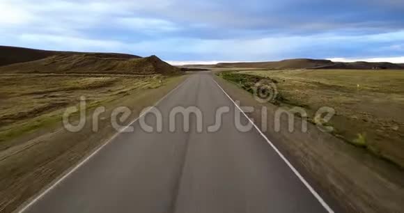 飞越阿根廷空无一人的沙漠之路视频的预览图