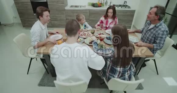 顶景大家庭在一个现代套件平板一起吃饭4k视频的预览图