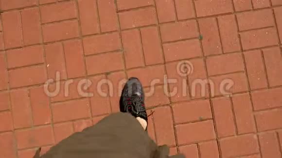 穿着运动鞋铺石顶景视频的预览图