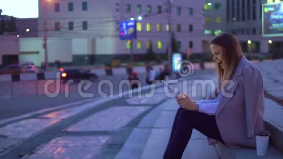女孩情绪激动工作在平板晚上在市中心视频的预览图