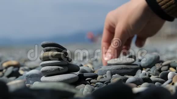 海滩上的石头塔视频的预览图