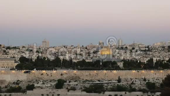 黎明时分在耶路撒冷被石头击中视频的预览图