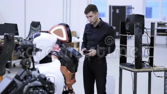 生产机器人的工厂工程师教机器人演讲和机器人交谈听答案视频的预览图
