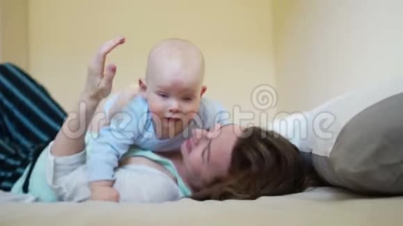 妈妈和宝宝周末在床上玩得很开心家庭周末快乐视频的预览图
