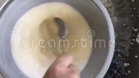 将牛奶奶油放入钢碗中冷冻制成冰淇淋视频的预览图