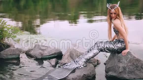 海王的女儿长着一头金发头上戴着一顶美人鱼珍珠王冠头上戴着一条银色的尾巴视频的预览图
