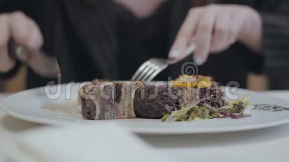 未被认出的人在昂贵的餐馆或咖啡馆里吃美味的肉菜视频的预览图