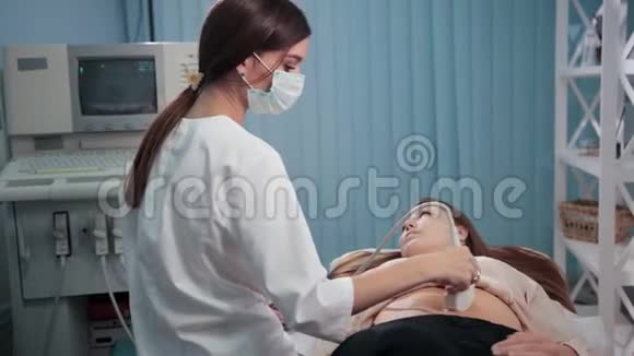 医院医生和护士做年轻漂亮女孩客户的超声波检查视频的预览图