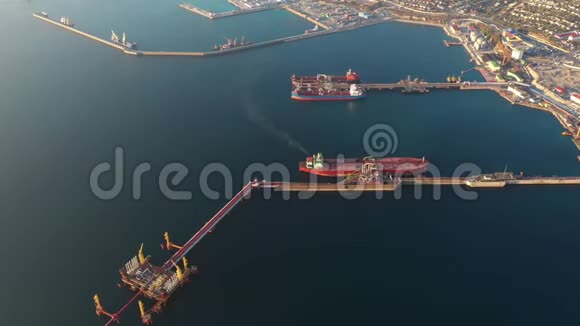 工业城市海港油泊位鸟瞰图背景油轮视频的预览图