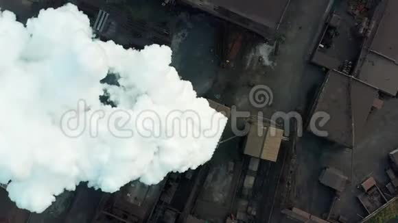 空中观景吸烟烟囱空气污染视频的预览图
