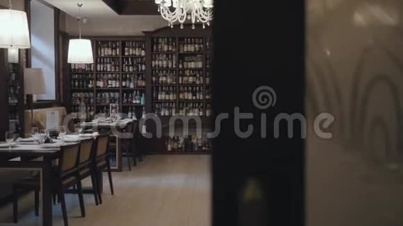 一家漂亮的昂贵餐厅的舒适大厅精致的内部咖啡馆或酒吧不同品种的货架视频的预览图