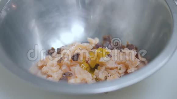 三文鱼切在小块上放在大铝碗里酱汁靠近厨师准备食物视频的预览图