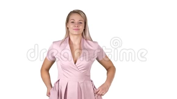 白色背景下双手插在粉红色衣服口袋里的女孩行走的肖像视频的预览图