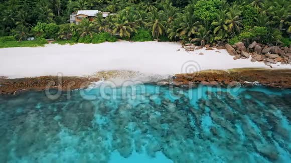 在塞舌尔的马河岛上鸟瞰带有珊瑚礁和蓝色海湾的异国热带沙滩视频的预览图