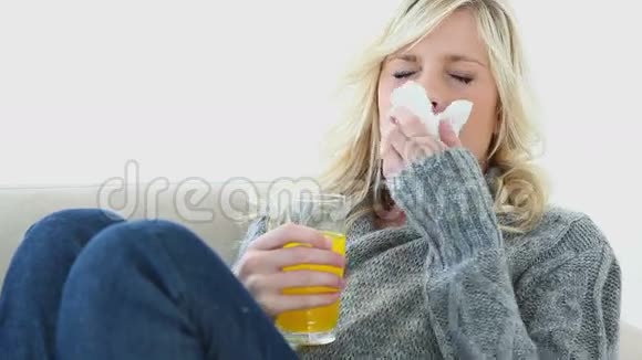 生病的女人喝橙汁视频的预览图