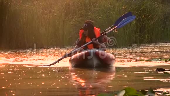晚上游客们在河边划独木舟慢动作视频的预览图