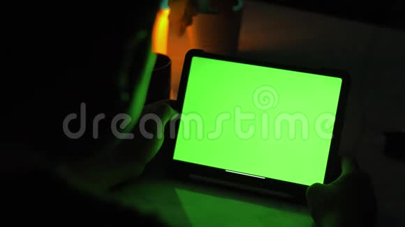 用平板电脑看亚洲男人的肩膀正在使用的技术绿色屏幕视频的预览图
