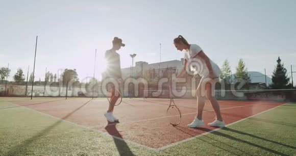 两位职业选手女士在打网球前聊了一会儿打拍手为视频的预览图