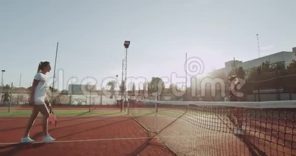 网球比赛开始前两名女子打招呼并牵着手视频的预览图