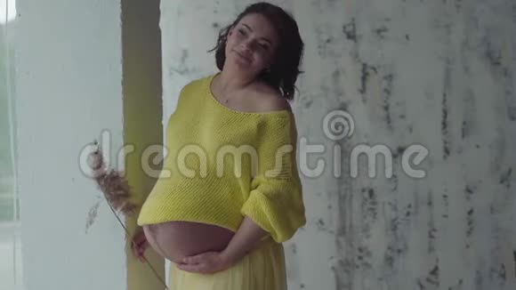 美丽的孕妇抚摸她的腹部女人摸她的肚子慢动作视频的预览图
