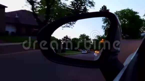驾驶住宅道路侧镜美丽街道侧视镜视角POV的驱动点视频的预览图