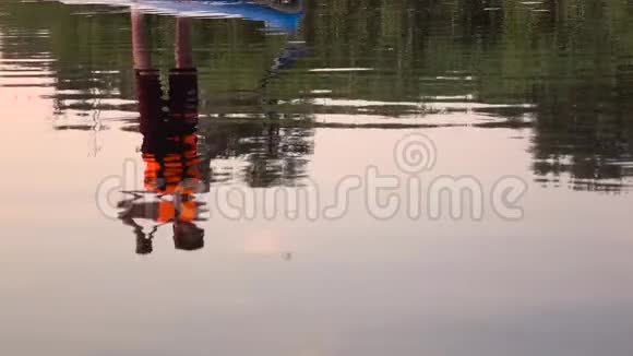 一个在水中划船的人的倒影慢动作视频的预览图