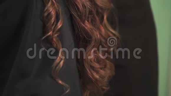 美发师沙龙coiffe制作漂亮的卷发特写视频的预览图