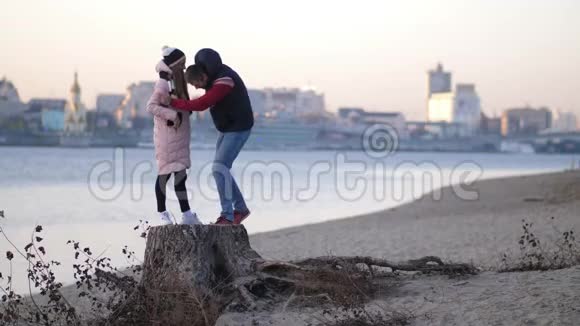 这家伙在秋天的海滩上向女孩求婚视频的预览图