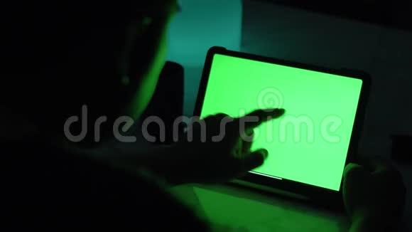 用平板电脑看亚洲男人的肩膀正在使用的技术绿色屏幕视频的预览图