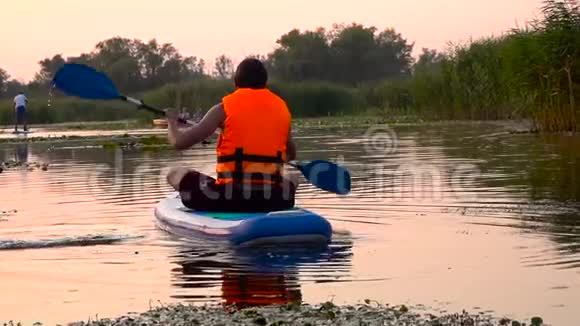 人在充气筏上划桨慢动作视频的预览图