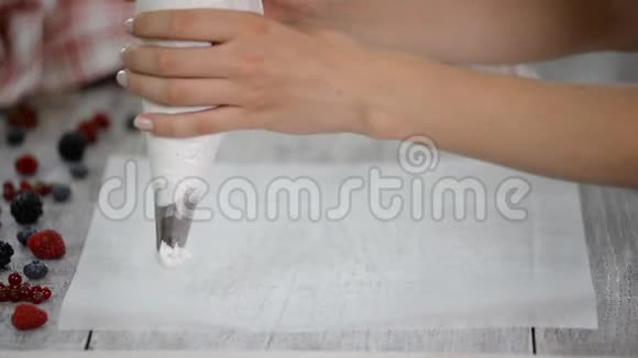 厨师的手在厨房里做菜糕点管在烤盘上铺上奶油视频的预览图