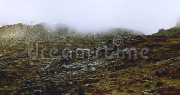 多雾的山谷薄雾阿尔卑斯山的风景雪蒙蒙蒙的夏莫尼克斯北法文和瑞士文视频的预览图