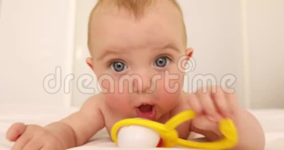 四个月大的宝宝玩聪明的玩具视频的预览图