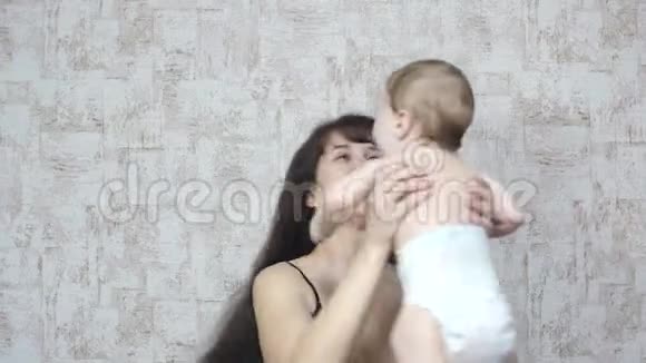快乐的小宝宝在妈妈的手中啜泣笑视频的预览图