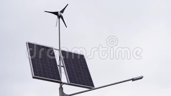 自主能源太阳能电池板和小型风力涡轮机用于生产环保能源视频的预览图