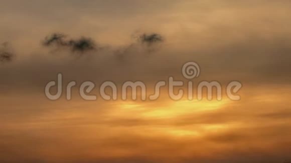 4K黄天云景日落时天空和云彩的景色视频的预览图