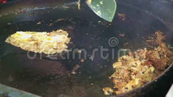 用鸡蛋和豆芽在平铁锅中煮熟的HoyTOD或油炸贻贝视频的预览图