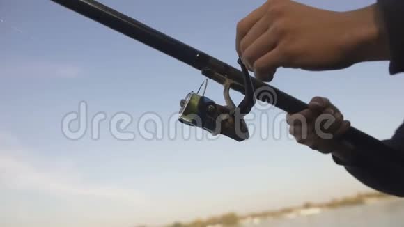 渔民铸造纺棒初级教程渔具用品视频的预览图