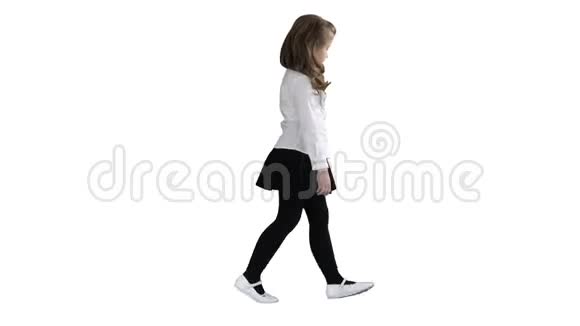 留着长发的小女孩走着俯视着白色的背景视频的预览图