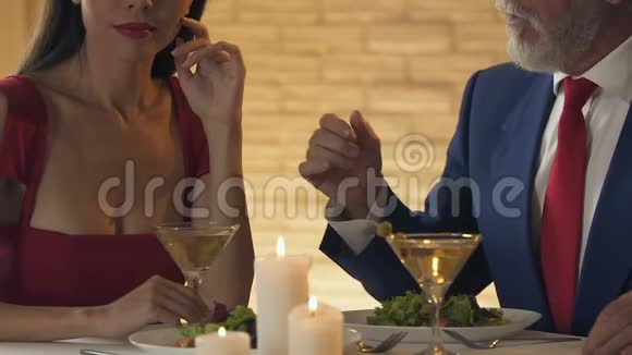 利己主义的女人和老富人共进晚餐金钱关系的概念视频的预览图