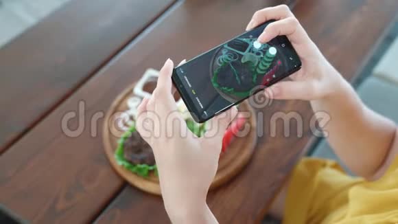 美食博主们用智能手机在木桌上拍下了美丽的牛排视频的预览图