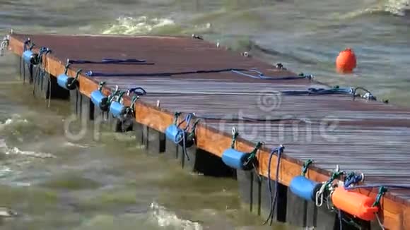 新的木制码头和海上风暴视频的预览图